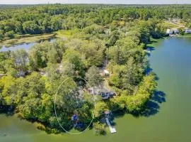 Family Lakefront Adventure House 3BR wFirepit & Scenic