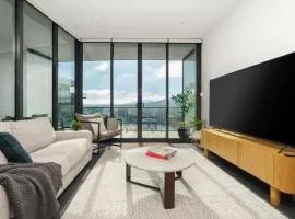 1BR Apartment with Balcony, Gym & City Views - Hosted by Canstay