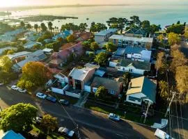 Art Deco Coastal Retreat near Beach and CBD, Mibnb