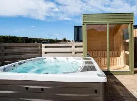 Hart Lodge Luxury home, Hottub Sauna & Games bar