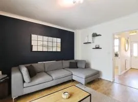 Modern 3 Bedroom Townhouse with parking Stamford