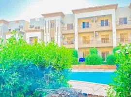 أجواء معالم مصر السياحية في شاليه مودرن - Modern Chalet with Mini Egypt Vibe & Pool View