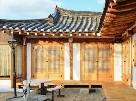 Gyeongju Hanokstay Hangbokhanzip