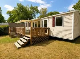 Mobiles Home XL, trois chambres, deux salles de bain, climatisation, grande terrasse pour 6 personnes