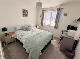 Private Double Room with Bathroom, Hot Tub & Free Parking