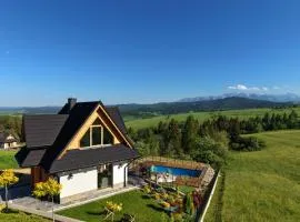 Osada Wichrówka domki ze strefą SPA, basenem letnim i widokiem na góry