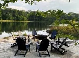 Private Lakefront Tiny Home with Hot Tub Near The Caverns, Tennessee