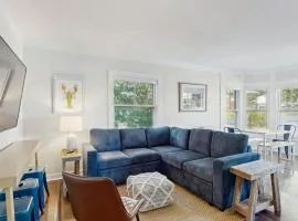 Walk to Ferry & Beach from Central OB Condo