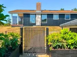 Beautiful Home In Ebeltoft With Wifi