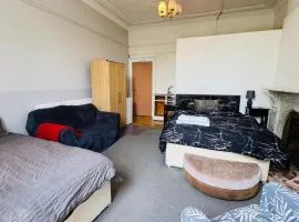Old Style Triple Studio Room, Private En-suite & Kitchenette near Singleton Hospital & Uni R3