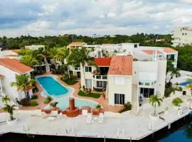 Stunning Large Remodeled Penthouse-Big Canal Views