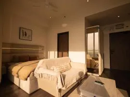 The Golden Nest - Sunlit Studio near Airport