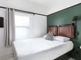 Stylish Gaslamp suite in Historic Hotel