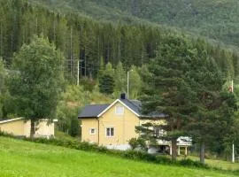 The little yellow house in Rånbogen with fjord and mountain views - Gateway to Lofoten