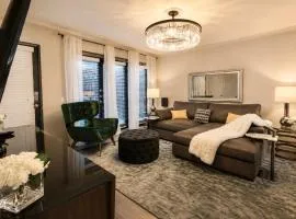 Elegant 2BR w Resort Courtyard in Central Dallas