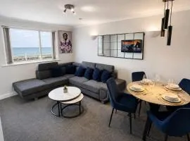 Sea-View Luxury Apartment sleeps 5 - Pet Friendly - Fast WiFi - Off Street Parking - Contractors Dream!!!