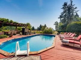 Ranch Suite w/ Hot Tub! Couple’s Stay in La Center