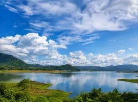 Elee Villa - Waterfront Retreat with Victoria Reservoir & Mountain Views