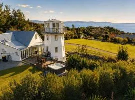 The Lighthouse at Ligar Bay - Romantic Coastal Escape with Spa