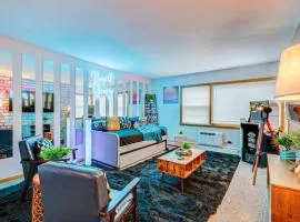 90s Condo| King Bed | 65” Smart TV | Arcade Game
