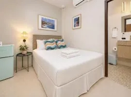 Room 5: Vibrant Walkable Stay w/ Free Parking | Santurce
