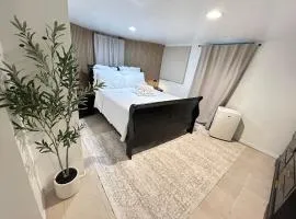 Aura Stays -Cozy Queen Room - Shared Bathroom- Self Check in-NEAR EWR