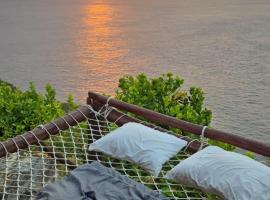 Suwehan Beach Cliff House with Hammock, hotel v destinácii Polilit