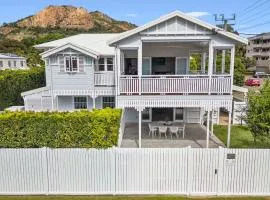 Coastal Corner, Luxury Queenslander on The Strand