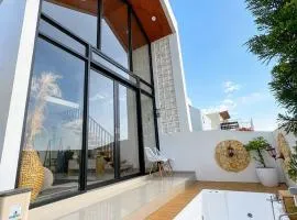 Villa With Jacuzzi, Damar Ningrum 3