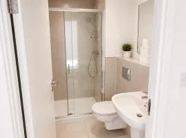 Contractor Friendly large 2 Bedroom 2 Bathroom Apartment Free Parking Sleeps 6 Croydon city centre