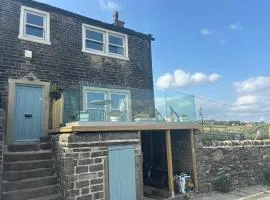 Cosy cottage stunning views close to Headley Venue