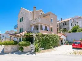 Apartments with parking space Postira, Brac - 2913