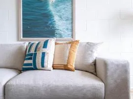 Serene Lanikai House Near the Beach wFull Kitchen and Great Outdoor Space