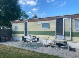 Vintage Stacaravan nabij de zee