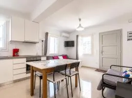 Bright & Cozy Home, 5 mins to Andros Town