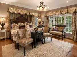 King suite-Sitting area-Backyard views-The Blooming Garden