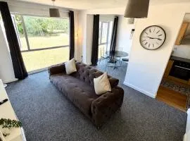 Modern 2-Bed Maisonette- Ideal for Gatwick Aiport