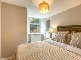 Elegant 3BDR Basement flat in Hawick - Sleeps 5 - Free parking
