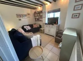 Village cottage with garden near Oxford family friendly