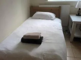 Private ensuite apartment in village cottage near Oxford 1BR