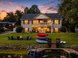 LKJ - Lakefront Home, Hot tub, Fire Pit, Games and Movie Room!