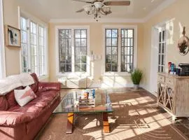 In-law suite, with private entrance, Sunroom, patio!
