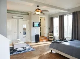 In-law suite, with private entrance, Sunroom, patio!