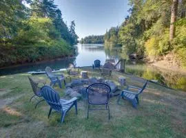 Bayfront PNW Lodge: Dock, Pickleball & Guest House