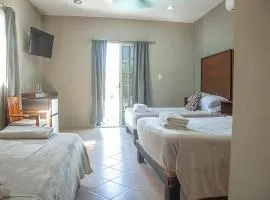 Suite para 5 personas, 3 camas, piscina, estacionamiento, desayuno y opción a rentar auto