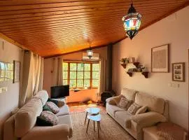 Chalet con patio y piscina de temporada