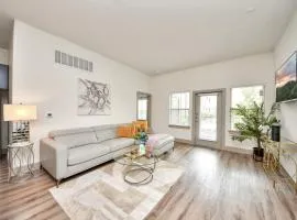Luxury 2BR Retreat Resort Pool, Gym & Fast WiFi