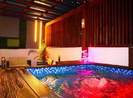 Your Private Patio Oasis Spa Pool Lounge 2BR