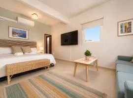 Room 16: Grand King Suite With Desk and Sofa Bed