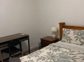 R7 Bright Spacious Room near Perth Airport with AC